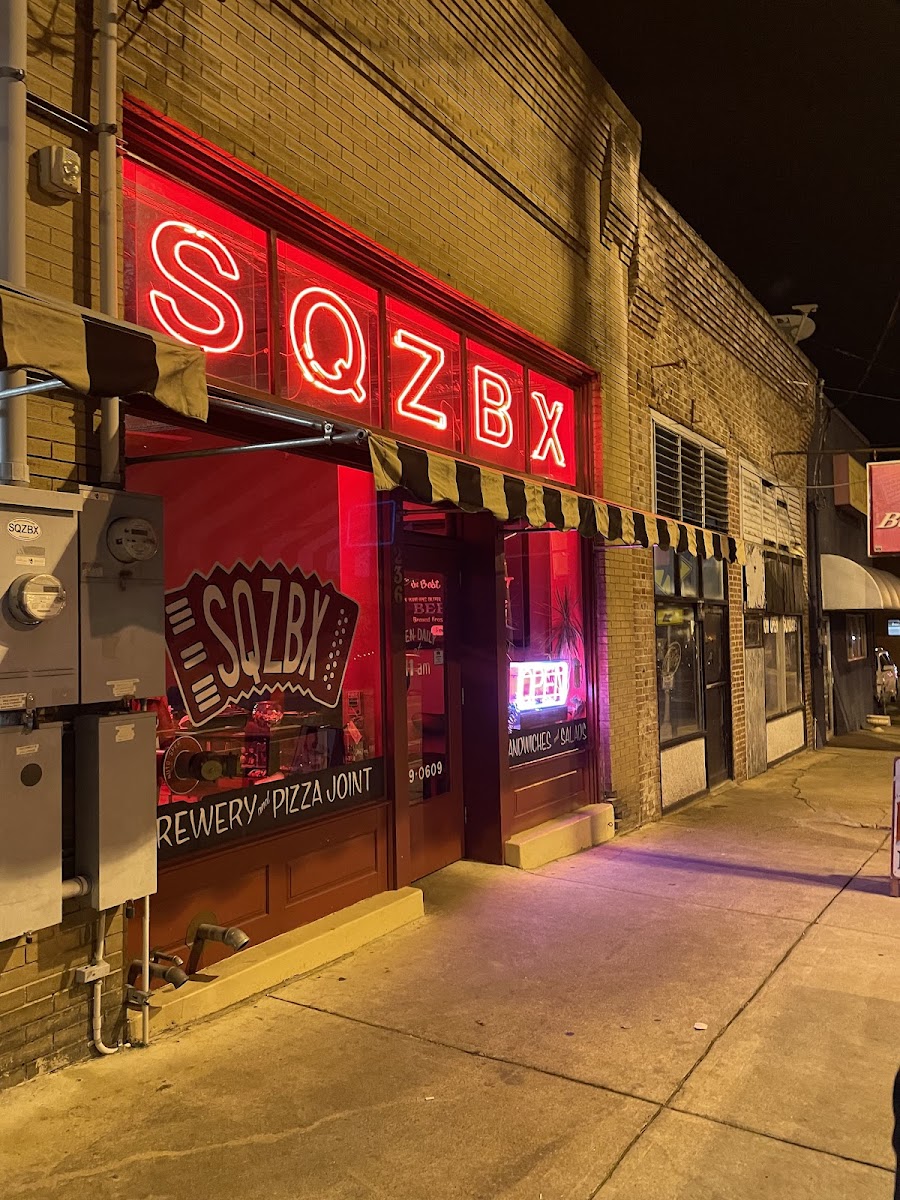 Sqzbx Brewery & Pizza